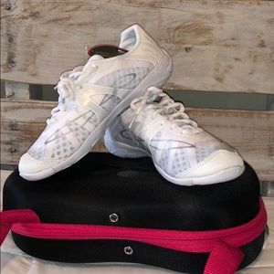 BRAND NEW!! Infinity vengeance cheer shoes (white)